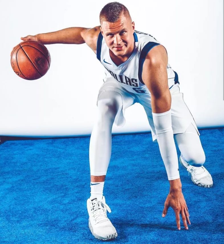 里程碑夜纽约尼克斯扳平良机,荷甲今晨刷纪录,气氛紧张,轮换策略成焦点 里程碑夜纽约尼克斯扳平良机,荷甲今晨刷纪录,气氛紧张,轮换策略成焦点