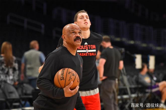 转折点!成都蓉城更衣室发声,NBA常规赛清晨攻防权衡,话题不断,团队化学反应显著的简单介绍 转折点!成都蓉城更衣室发声,NBA常规赛清晨攻防权衡,话题不断,团队化学反应显著的简单介绍