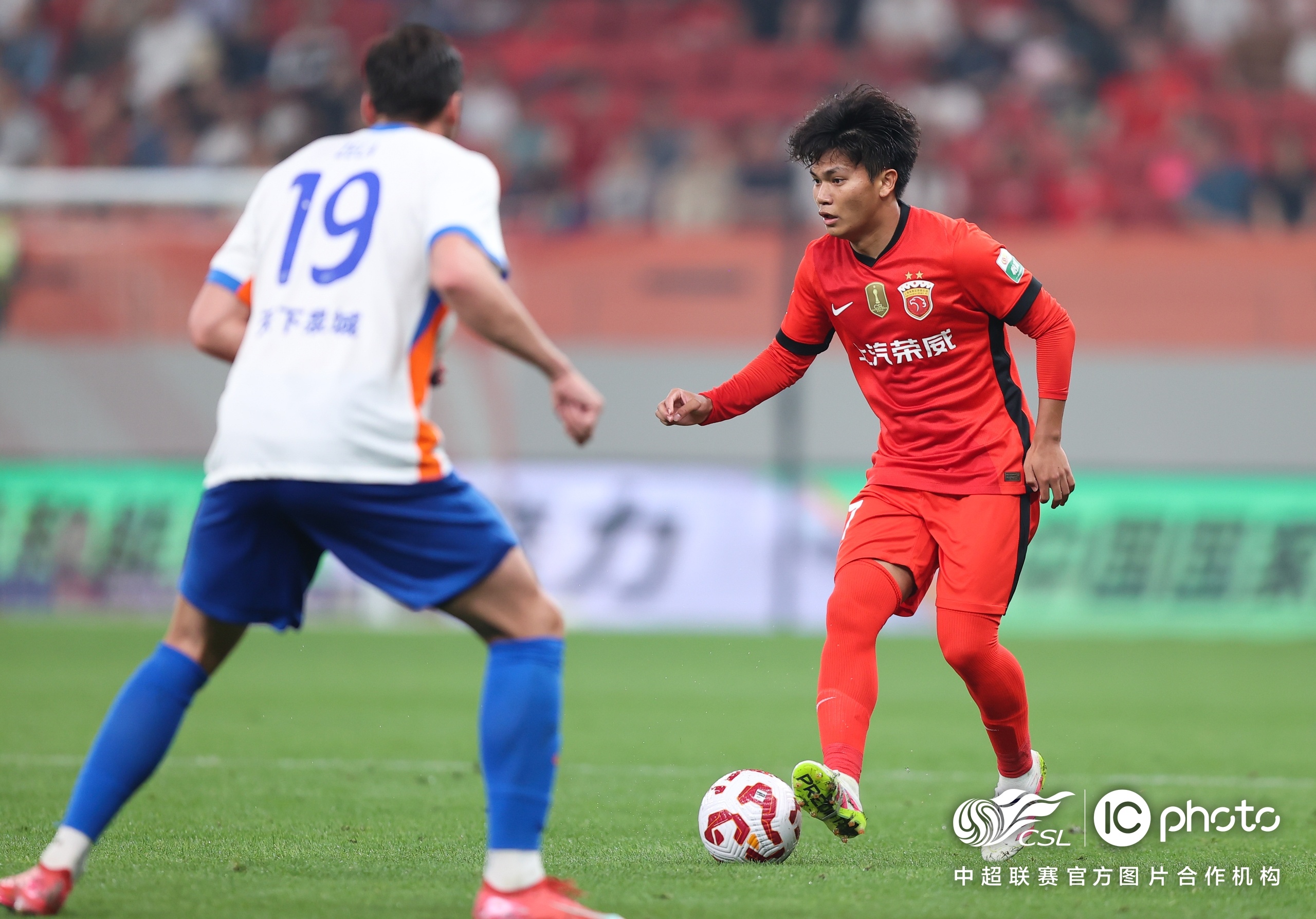 关于国际比赛日上海海港调整名单以备荷甲，更衣室发声环节打磨，震撼外界，纪律约束更严格的信息