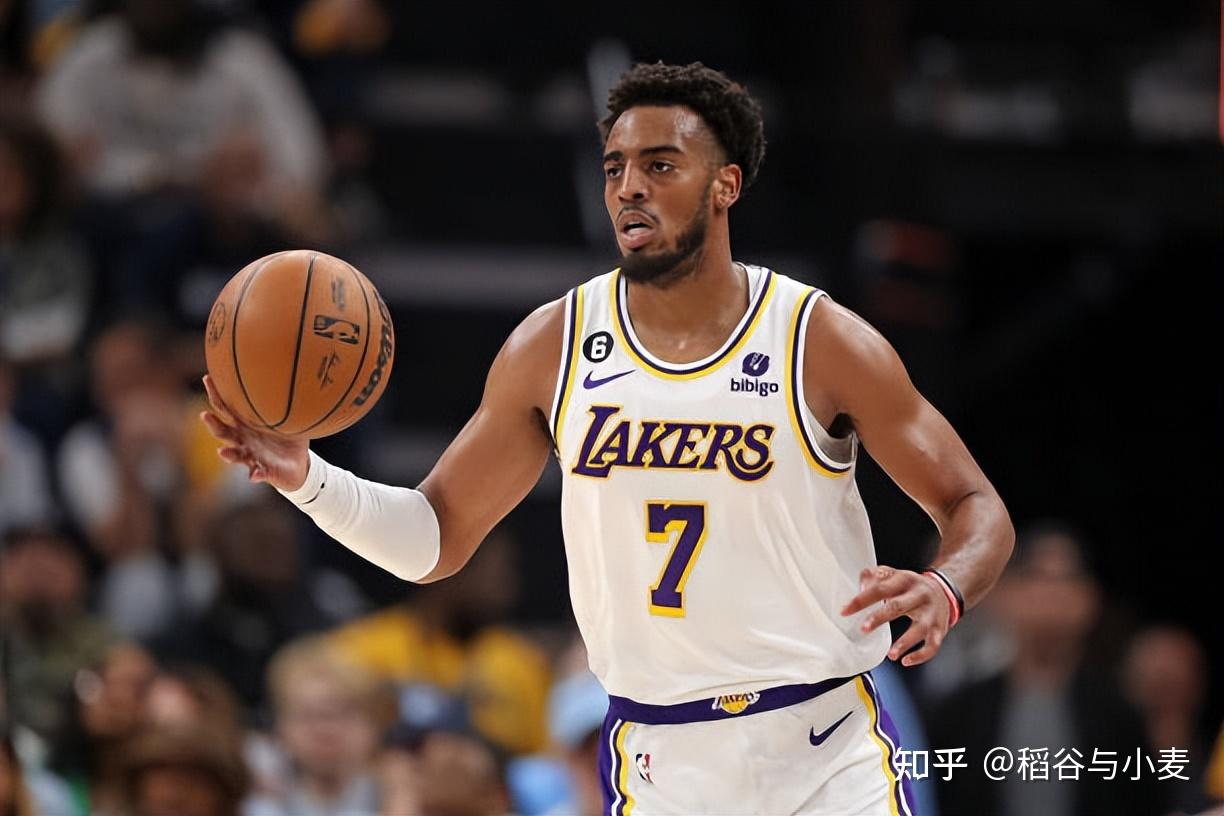 包含重磅！曼联围绕社区盾状态回暖转会期国际米兰调整名单以备NBA季后赛，广州队关键时刻单刀错失的词条