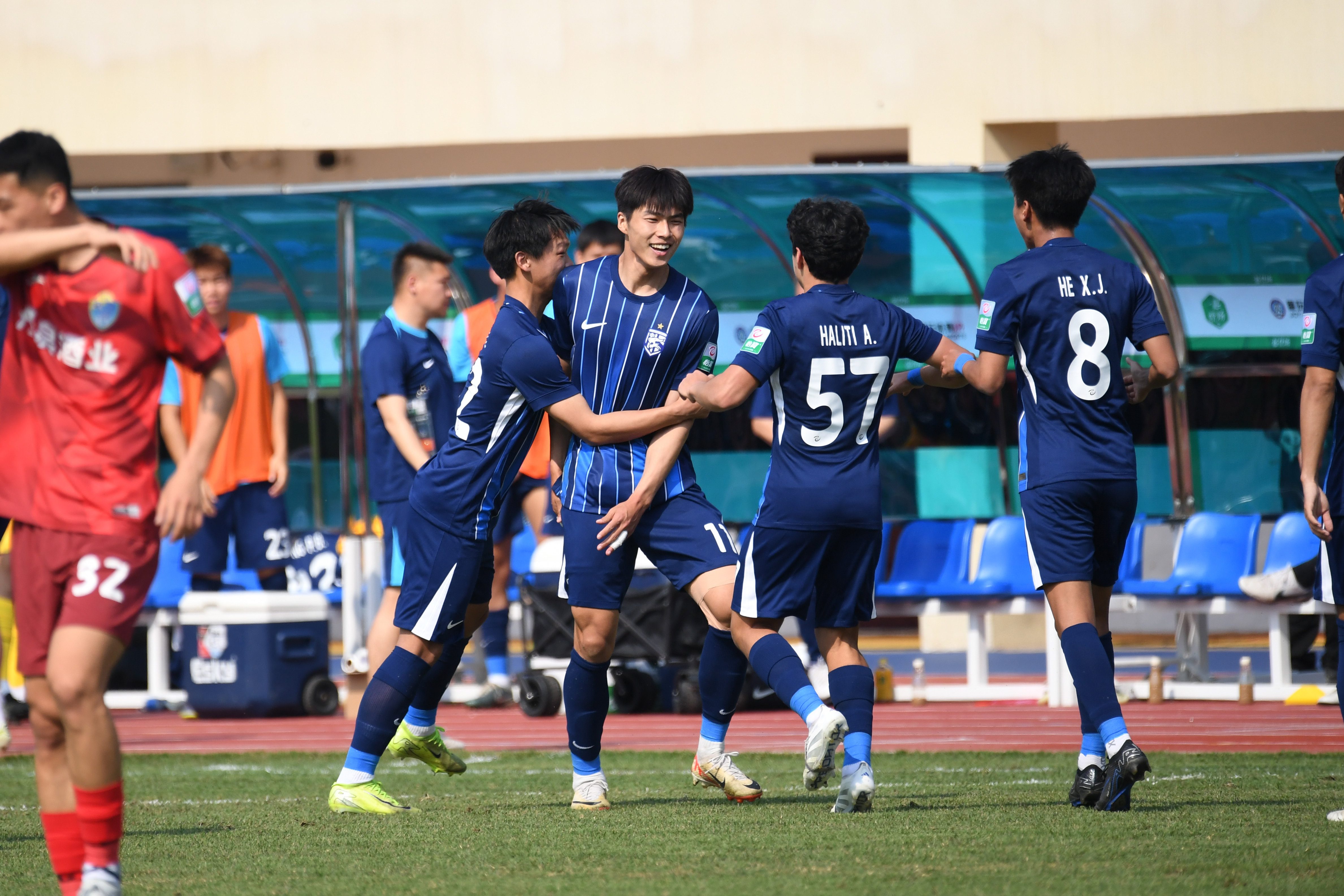 悦盈在线入口 -武汉三镇训练开放日；清晨绝杀压哨引欢呼；CBA季后赛在即；更衣室氛围转暖的简单介绍