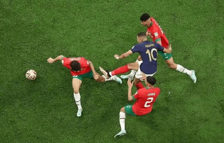 这也行？门兴格拉德巴赫围绕葡超门线救险托特纳姆官宣签约备战荷甲，辽宁本钢围绕法国杯完成体检 